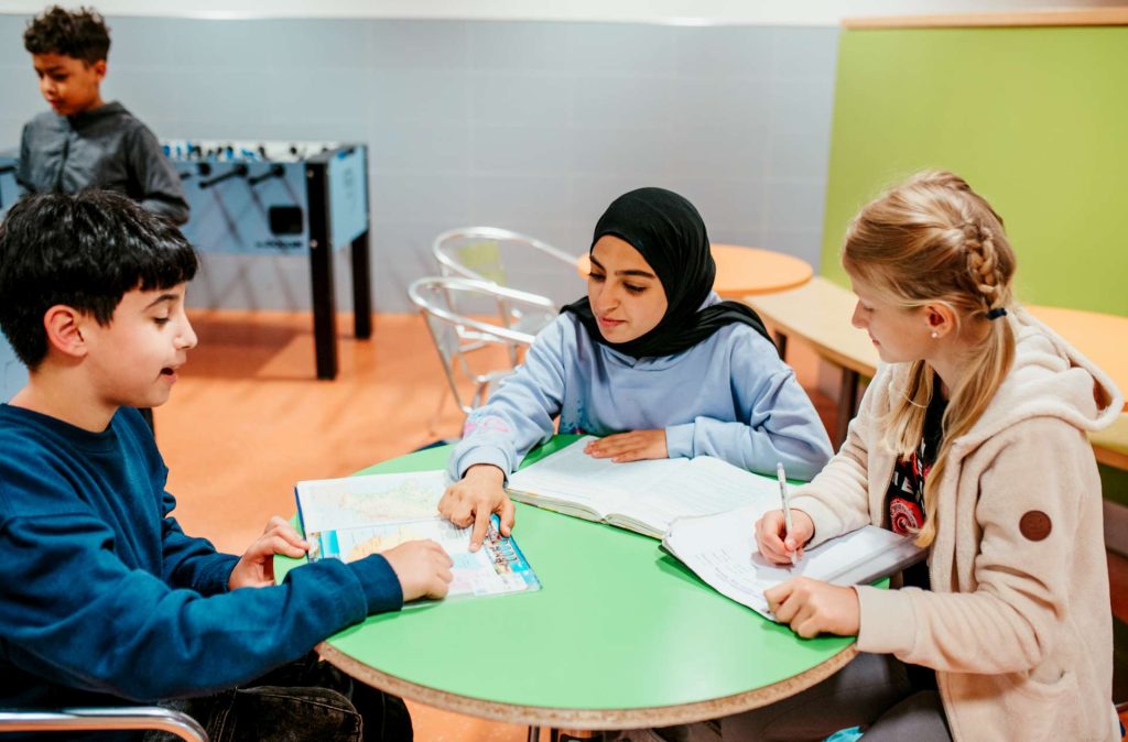 Schüler spielen im Freizeitbereich 2