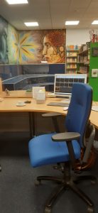 ...leerer Stuhl in der Schulbücherei
